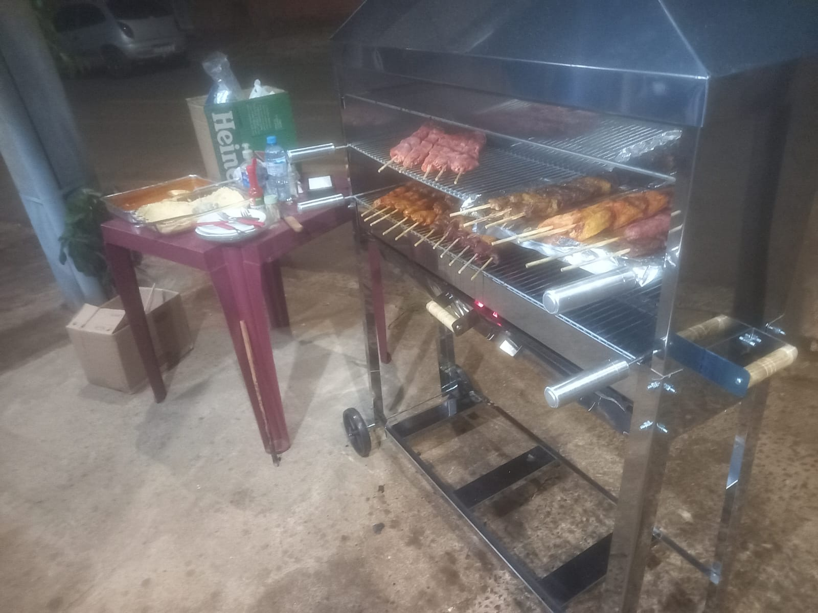 Espetinhos sendo preparados na churrasqueira do Toledo's Bar